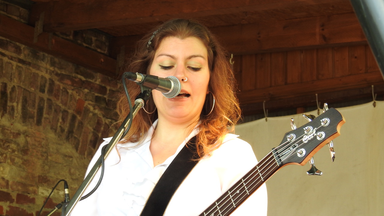 jana bassistin musik und partyband